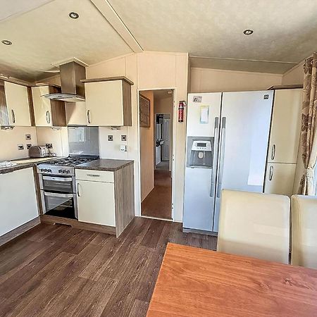 Beautiful Caravan With Decking Wifi At St Osyth Beach Holiday Park Ref 28077Dw Клактон-он-Си Экстерьер фото
