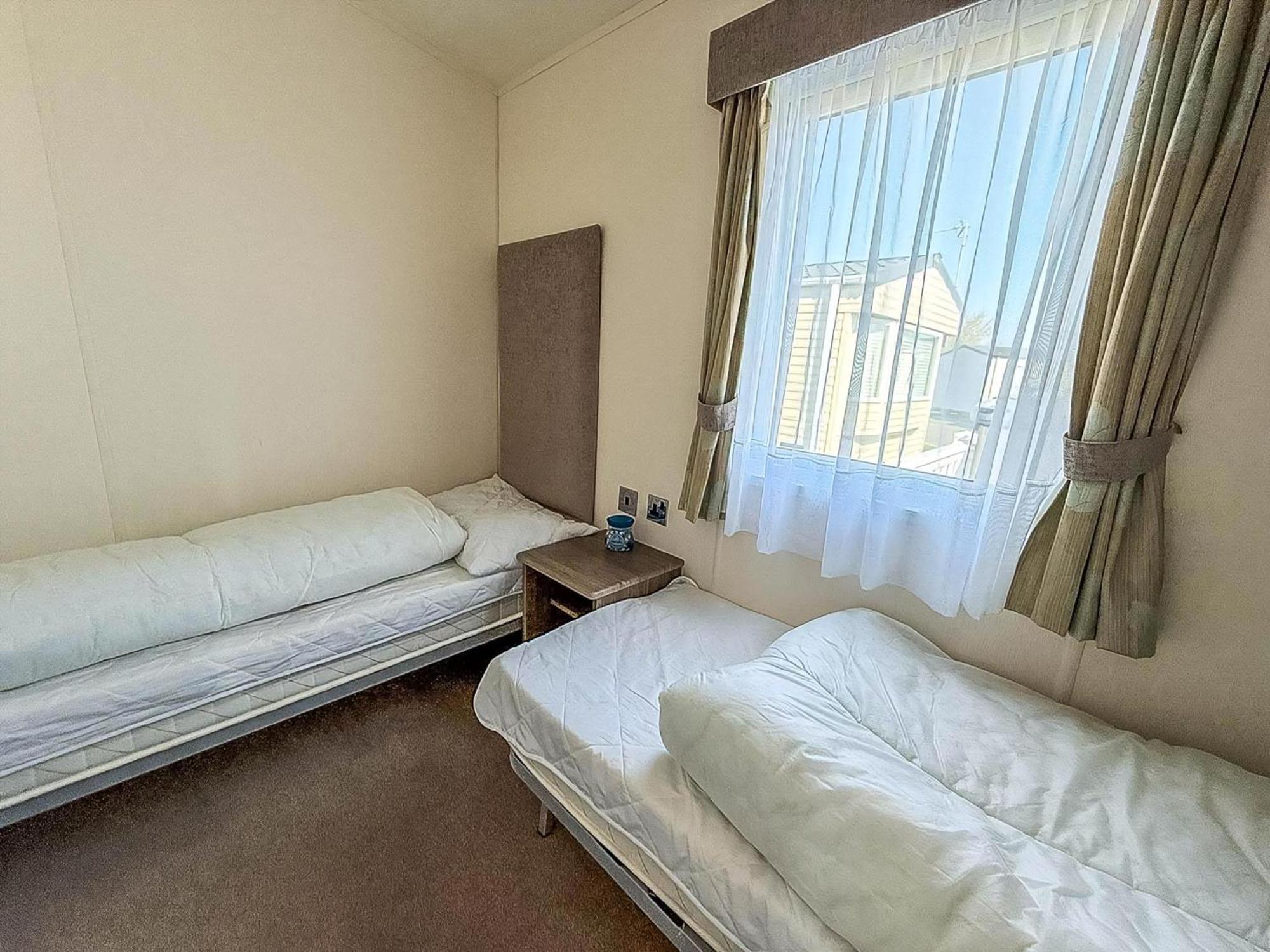 Beautiful Caravan With Decking Wifi At St Osyth Beach Holiday Park Ref 28077Dw Клактон-он-Си Экстерьер фото
