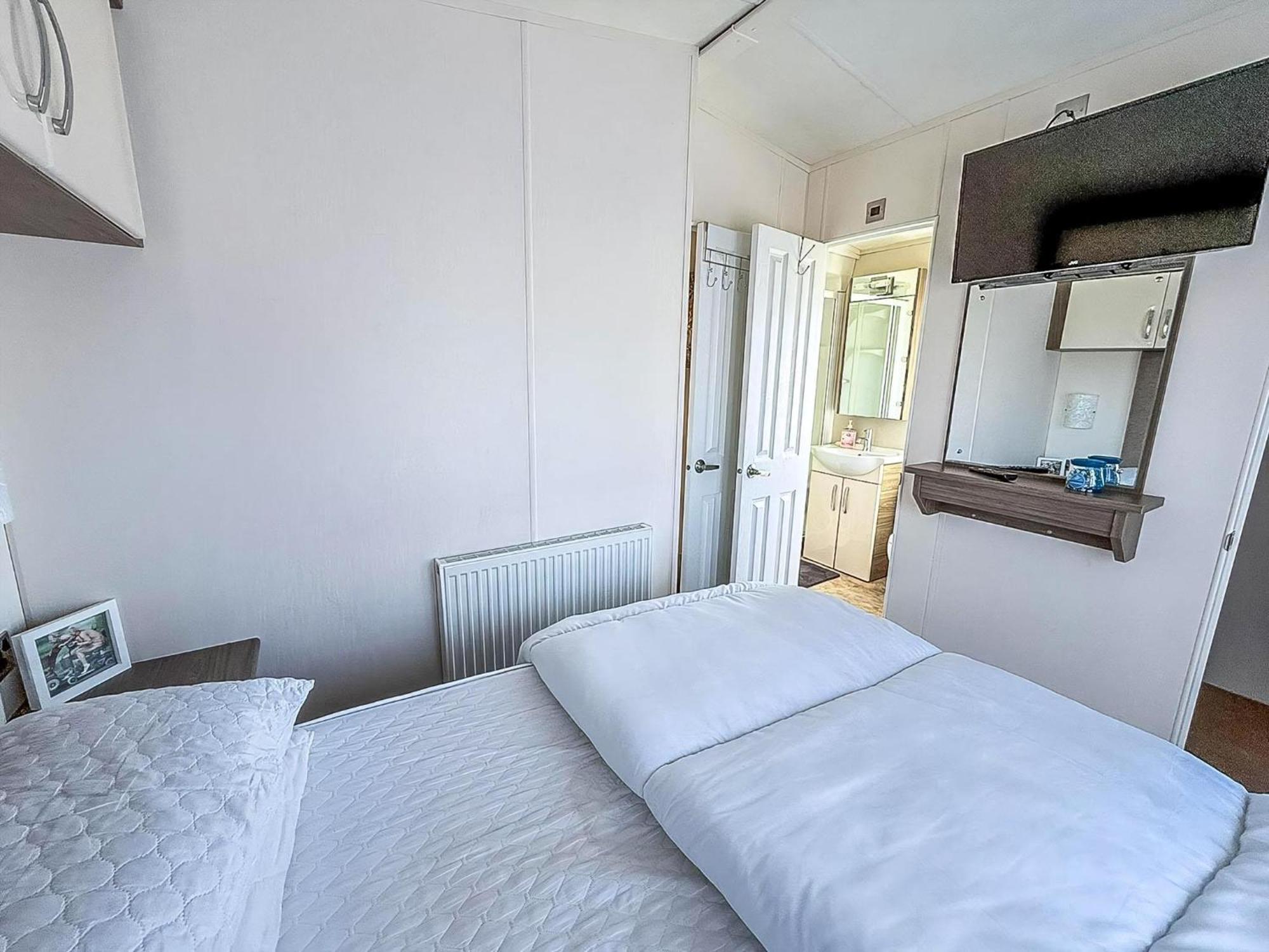 Beautiful Caravan With Decking Wifi At St Osyth Beach Holiday Park Ref 28077Dw Клактон-он-Си Экстерьер фото