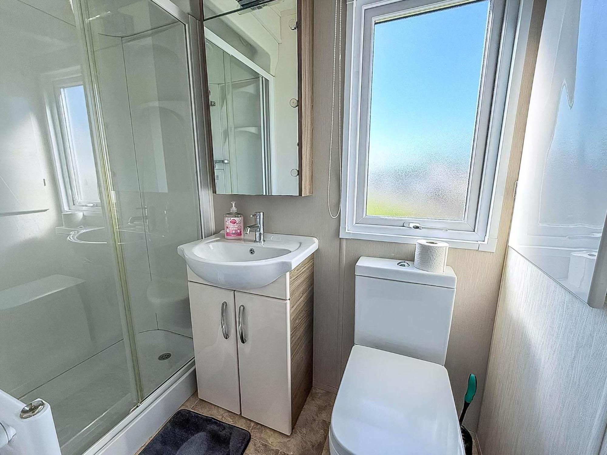 Beautiful Caravan With Decking Wifi At St Osyth Beach Holiday Park Ref 28077Dw Клактон-он-Си Экстерьер фото